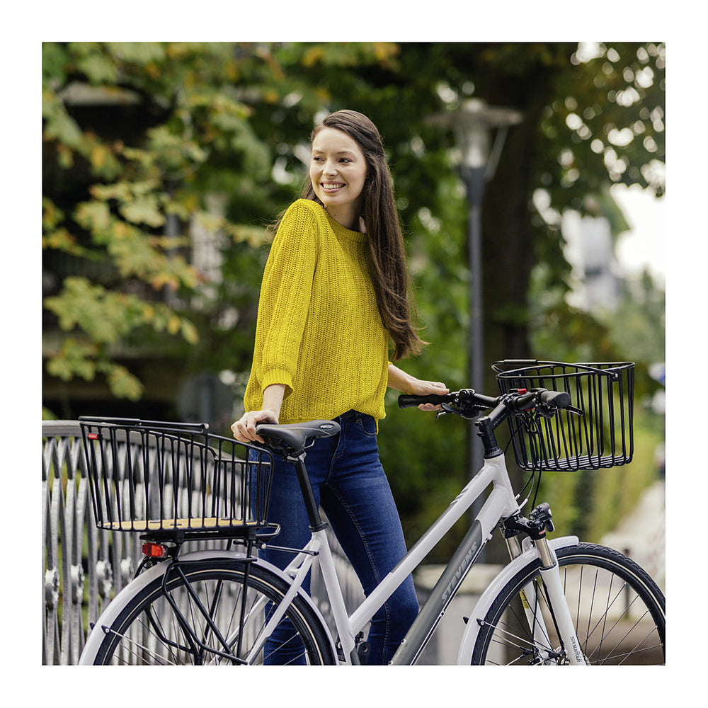 Panier arrière vélo KlickFix Aluminio GT 21 L – Fixation KorbKlip 2 – le panier en usage sur un velo de ville