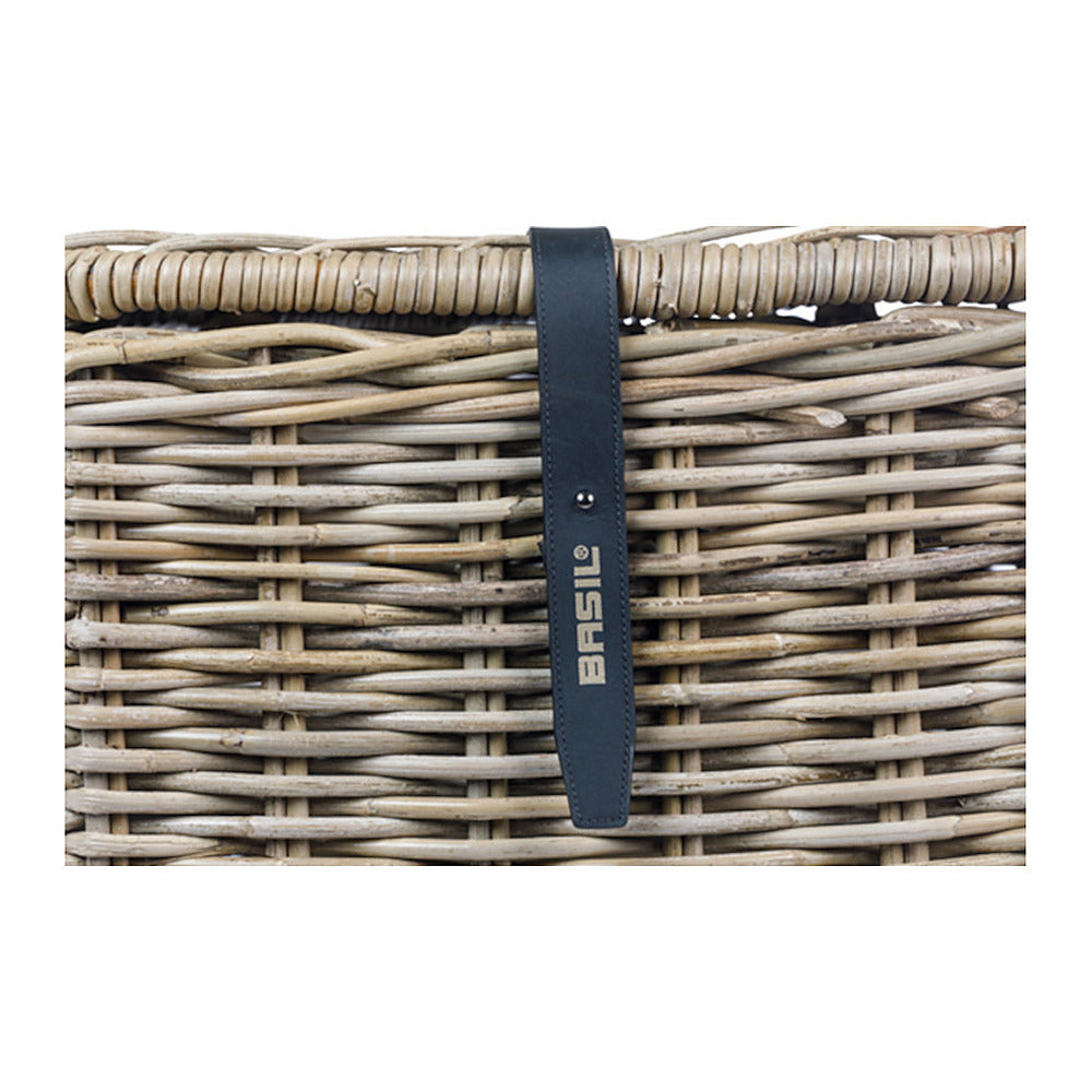 Panier avant vélo Basil Dax L rotin avec couvercle coloris Gris – detail de la sangle en cuir