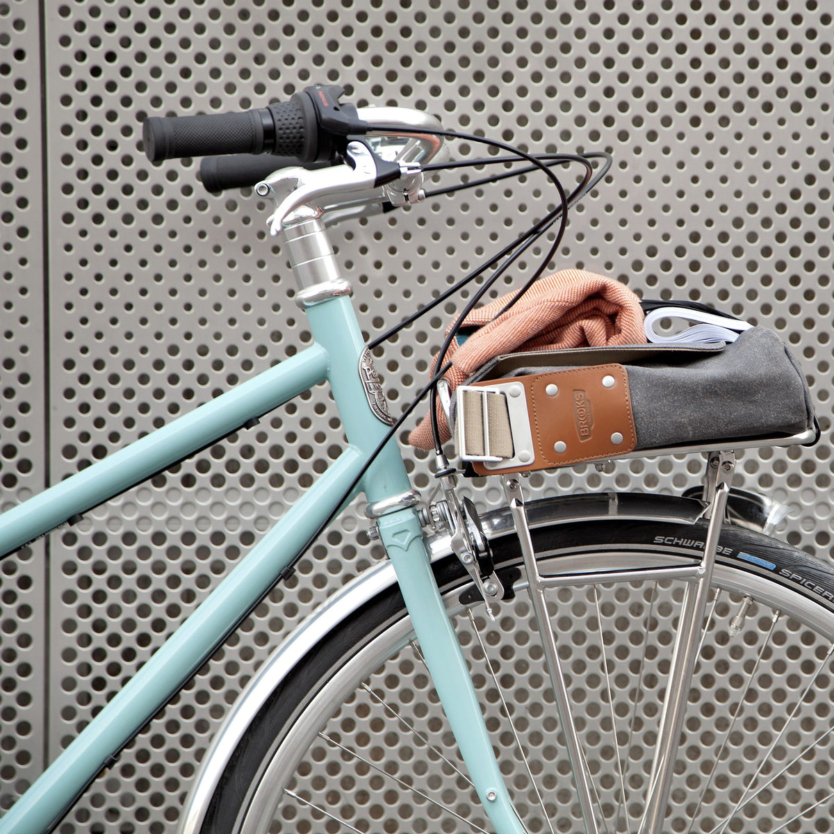 Porte-bagage Pelago chargé sur un vélo Pelago Capri en ville