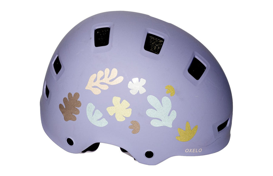 Planche de stickers réfléchissants Stick me Baby : Organique, posés sur un casque vélo