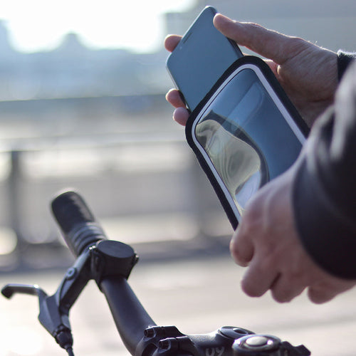 Pochette tactile Shapeheart fixée sur le support d'un guidon de vélo