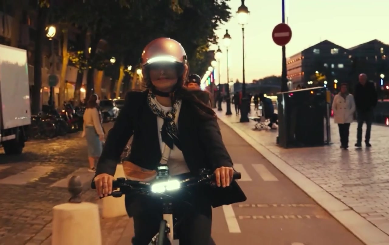 Casque lumineux Overade Life porté à vélo de nuit à Paris