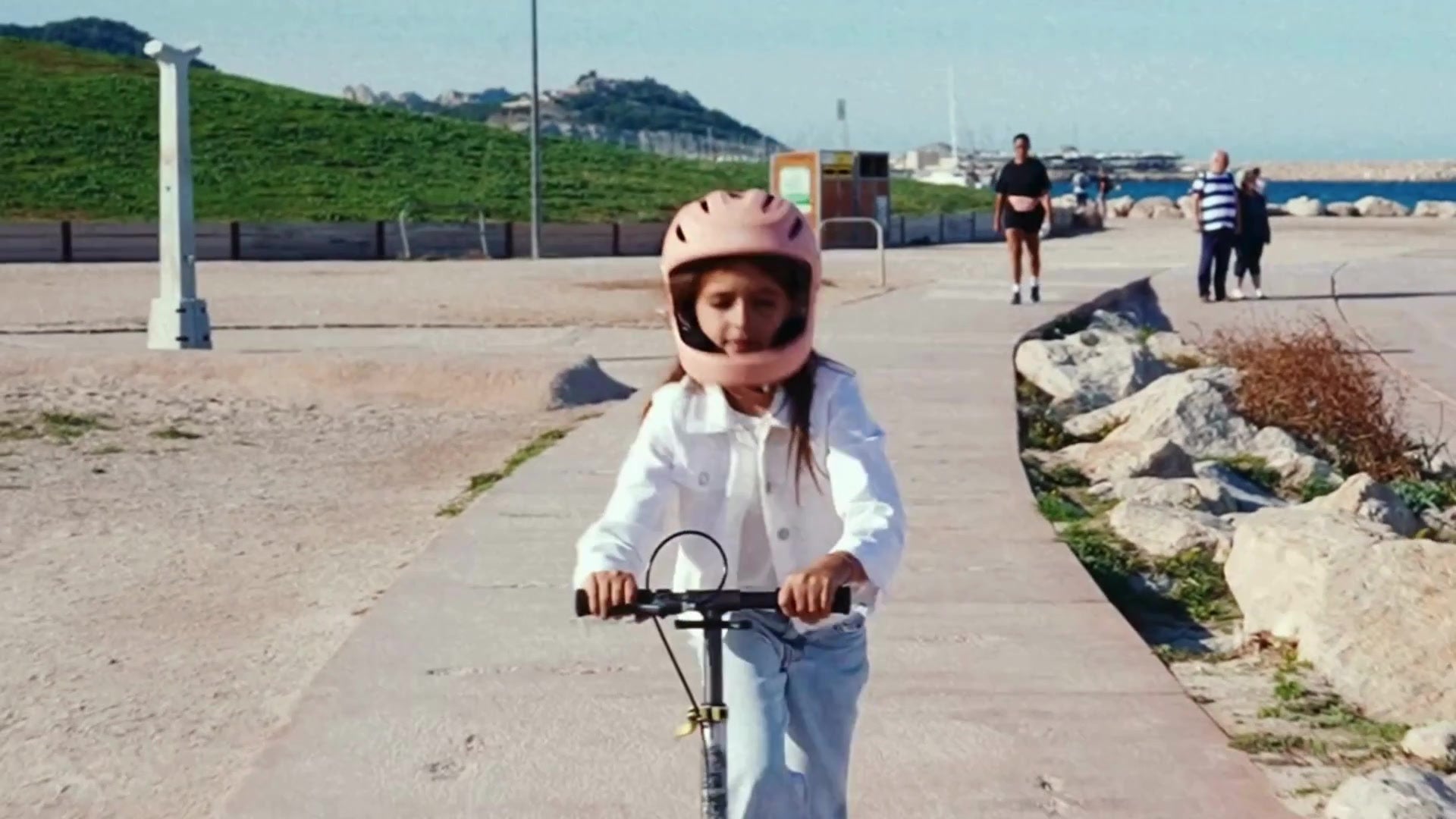 Vidéo officielle Virgomove : casques intégraux Virgo portés à vélo, trottinette et skate en ville