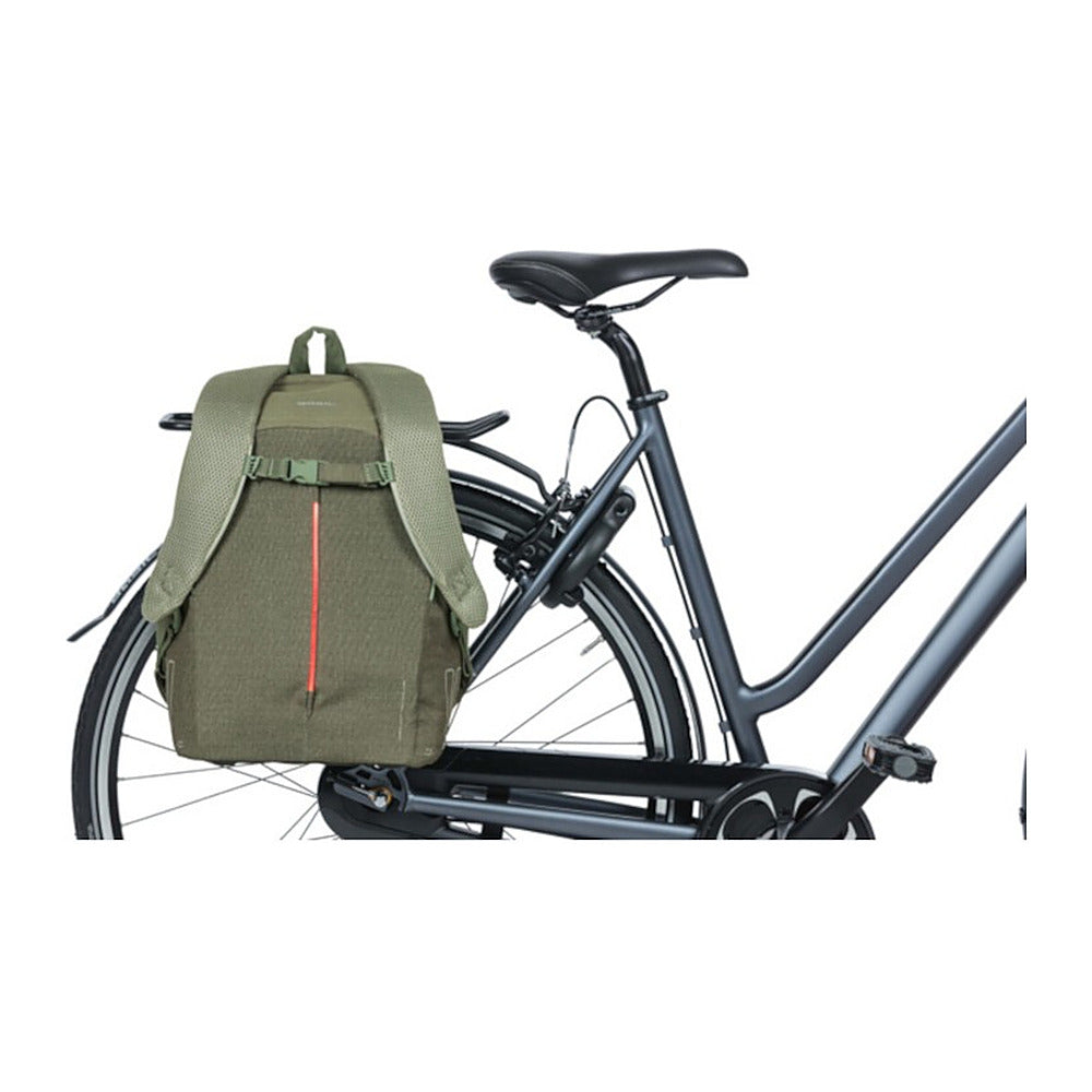Sac à dos vélo Basil B-Safe Nordlicht 13 L coloris Vert – accroche au porte-bagages d un velo
