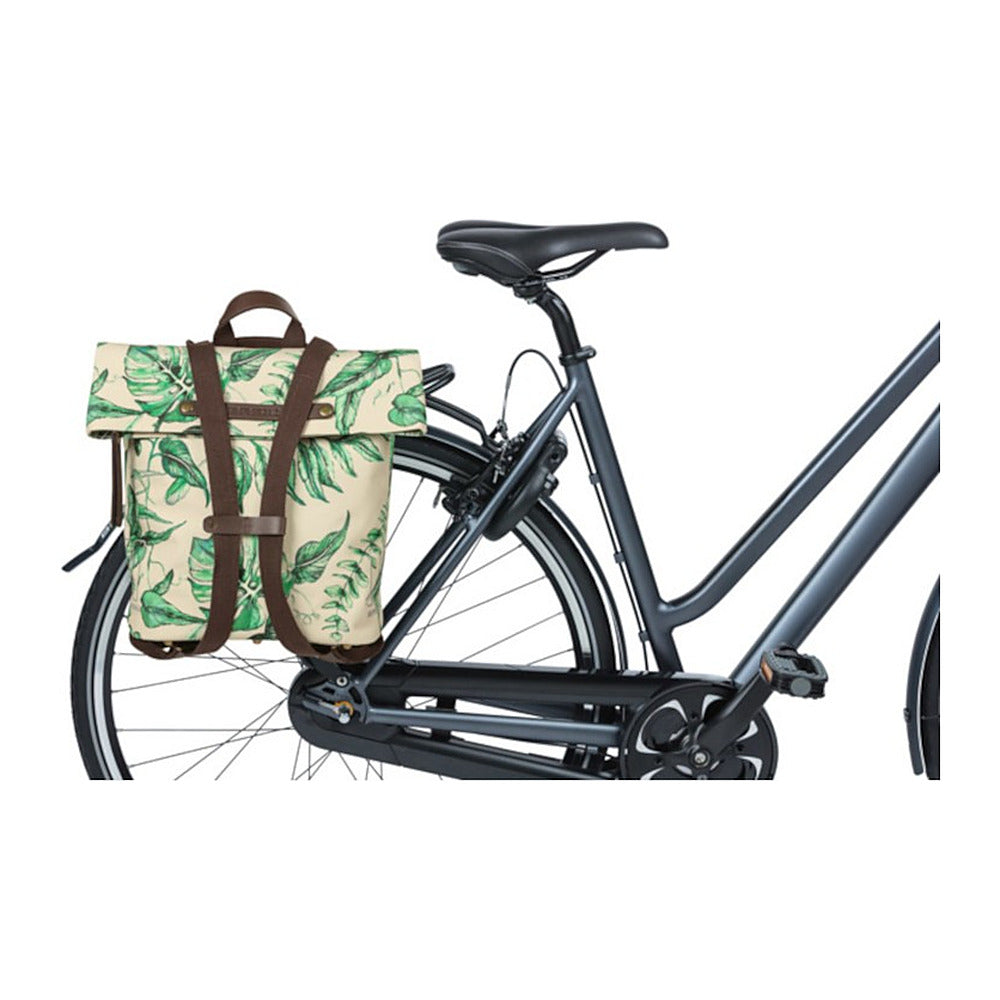 Sac à dos vélo Basil Ever-Green 19 L coloris Sable – pendu au porte-bagages d un velo