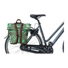 Sac à dos vélo Basil Ever-Green 19 L coloris Vert Thym – pendu au porte-bagages d un velo