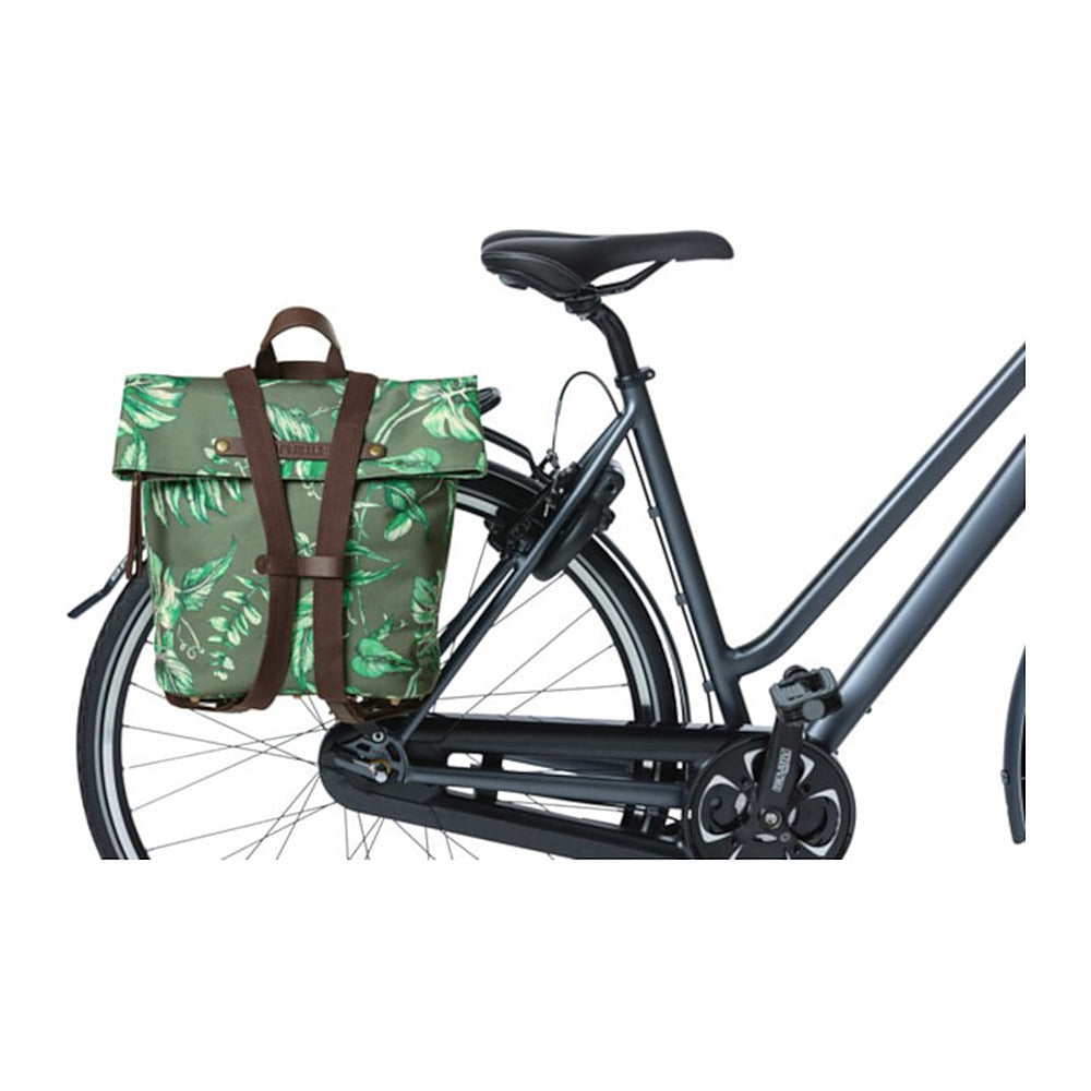Sac à dos vélo Basil Ever-Green 19 L coloris Vert Thym – pendu au porte-bagages d un velo