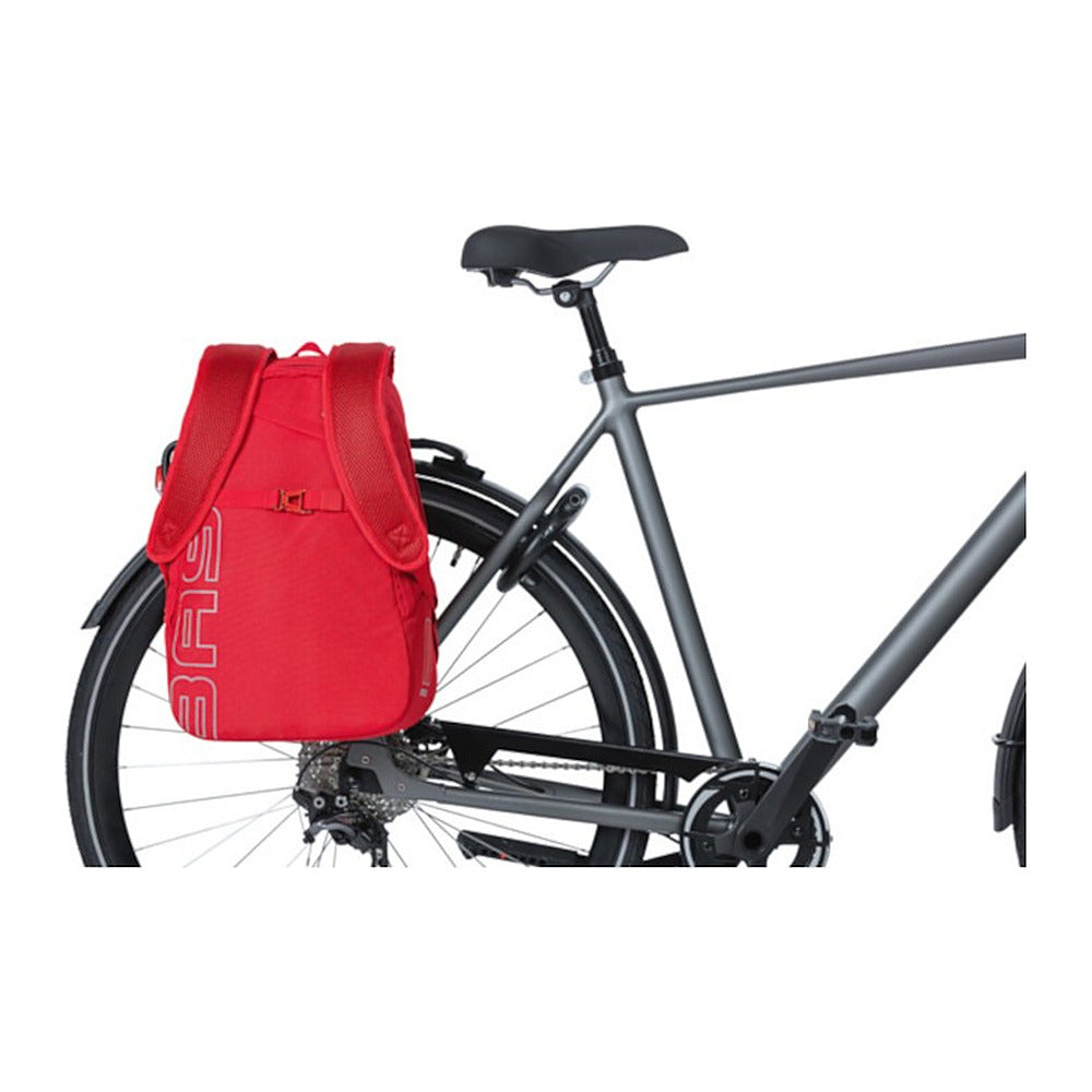 Sac à dos vélo Basil Flex 17 L coloris Rouge – pendu au porte-bagages d un velo