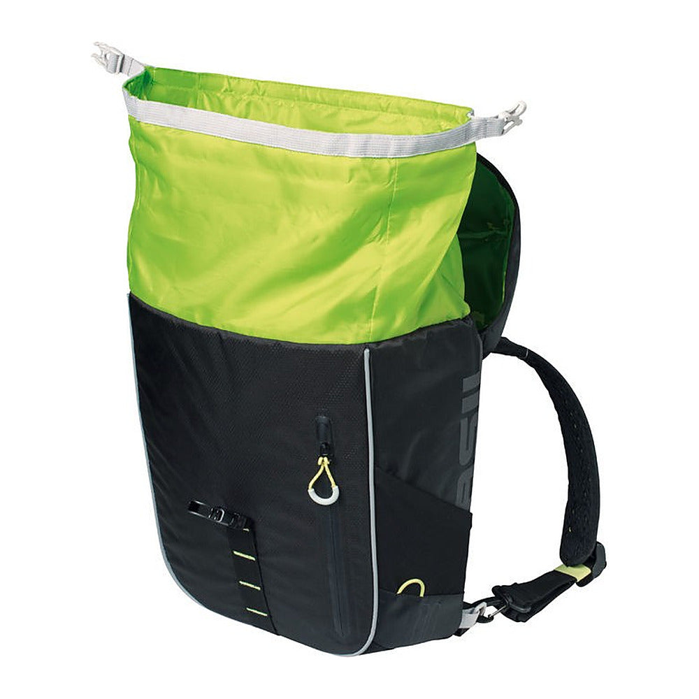 Sac à dos vélo Basil Miles 17 L coloris Black Lime – fermeture roll-top ouverte