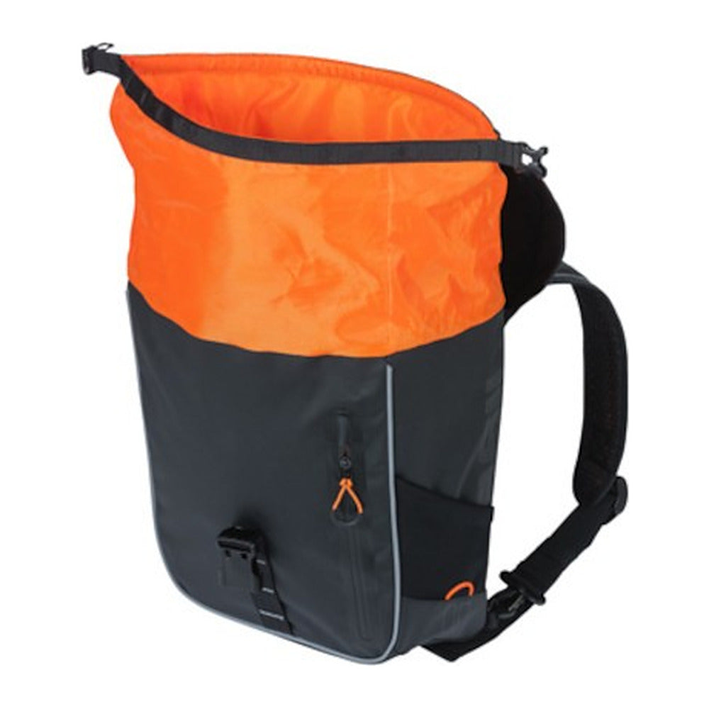 Sac à dos vélo Basil Miles Tarpaulin Hook-On 17 L coloris Noir Orange – fermeture roll-top ouverte, interieur orange