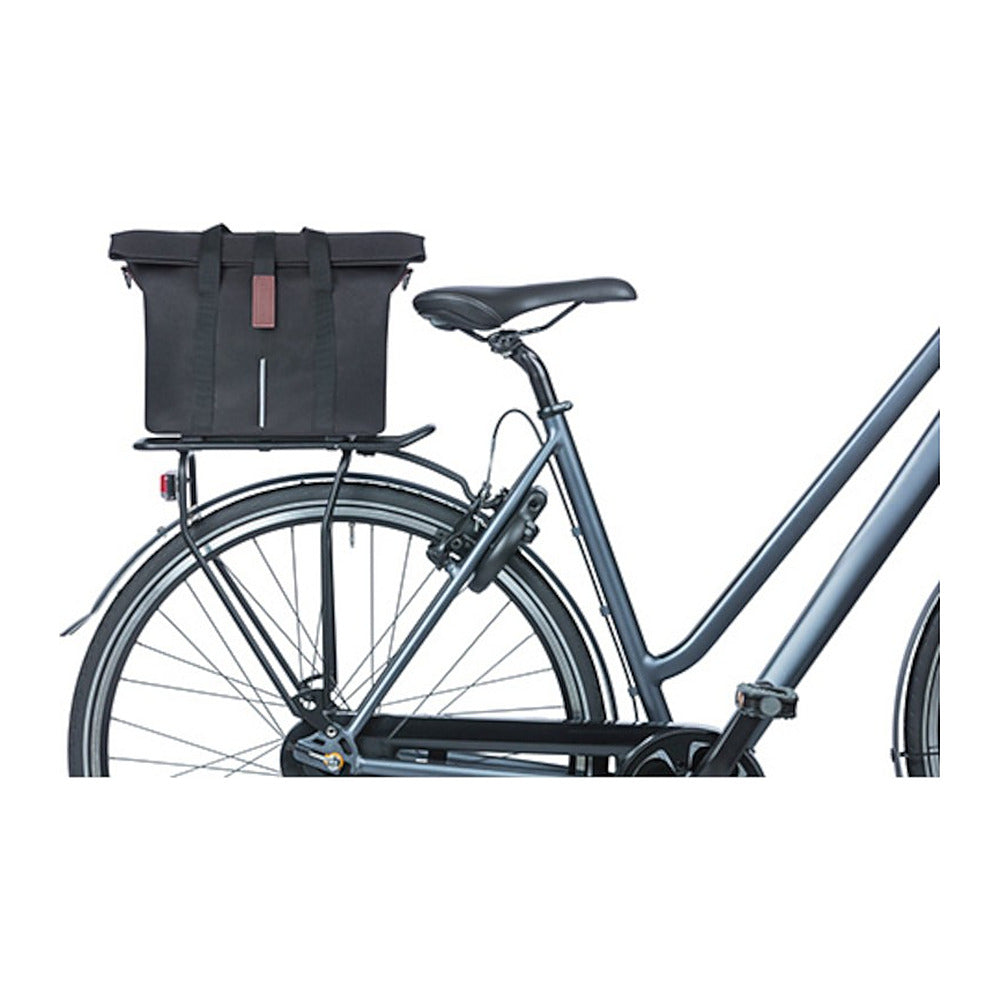 Sac à main vélo Basil City MIK 11 L coloris Noir – monte sur un velo