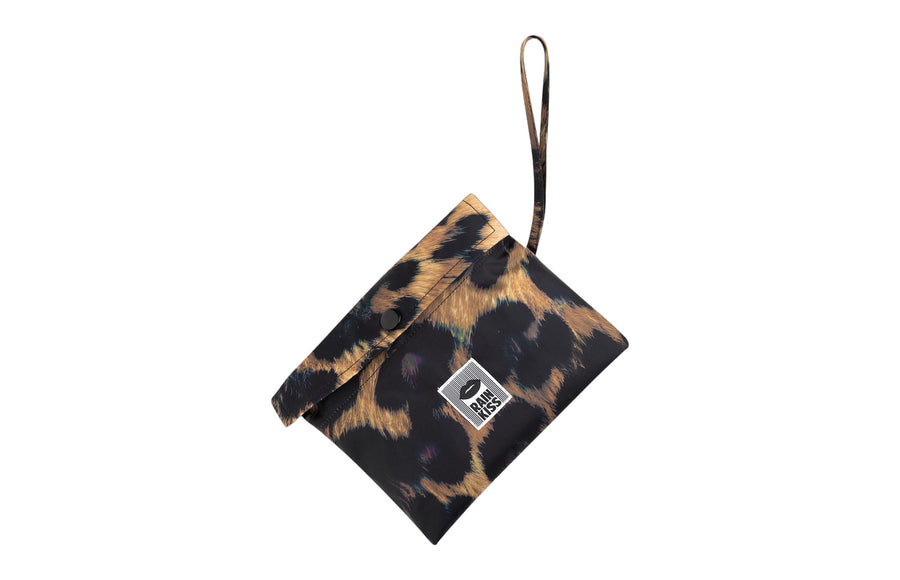 Sac bandoulière Rainkiss Sling Bag Dark Leopard plié en pochette