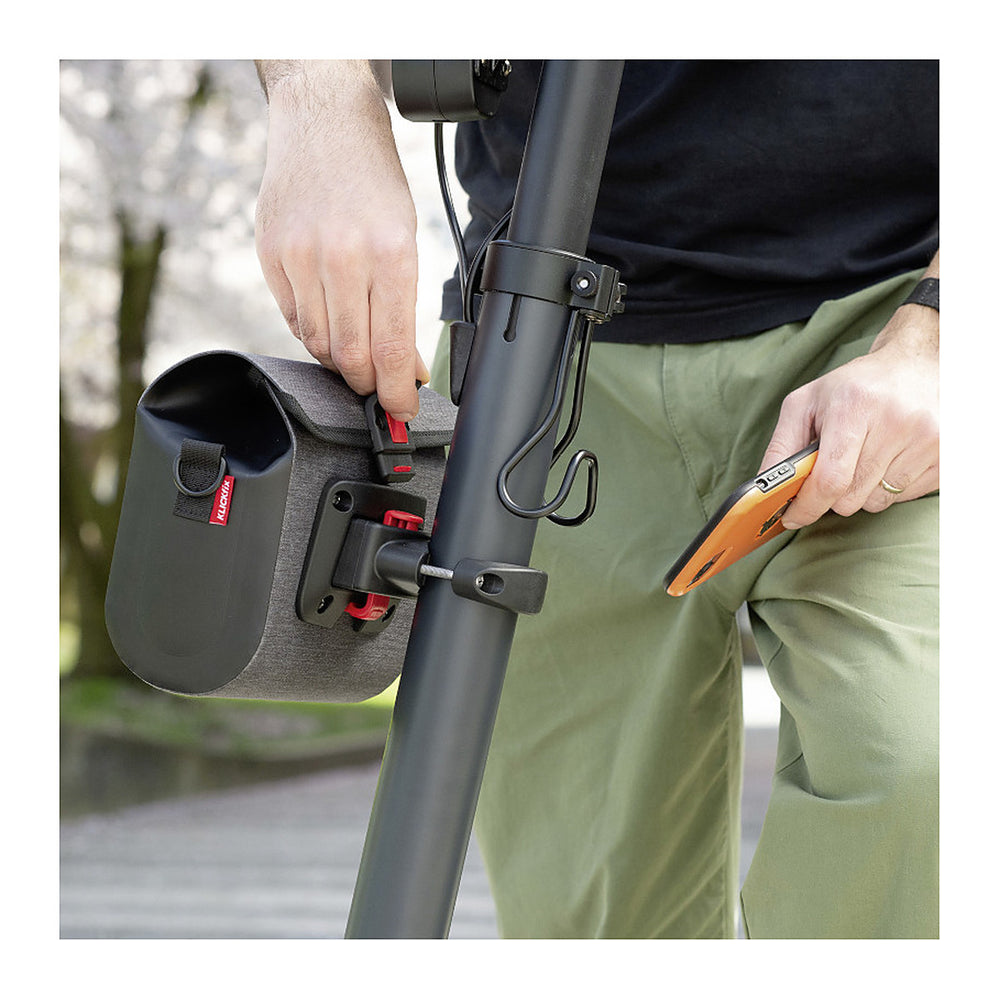 Sacoche de guidon KlickFix étanche – Baggy Mini Waterproof 2 L – la sacoche ouverte pendant un arret