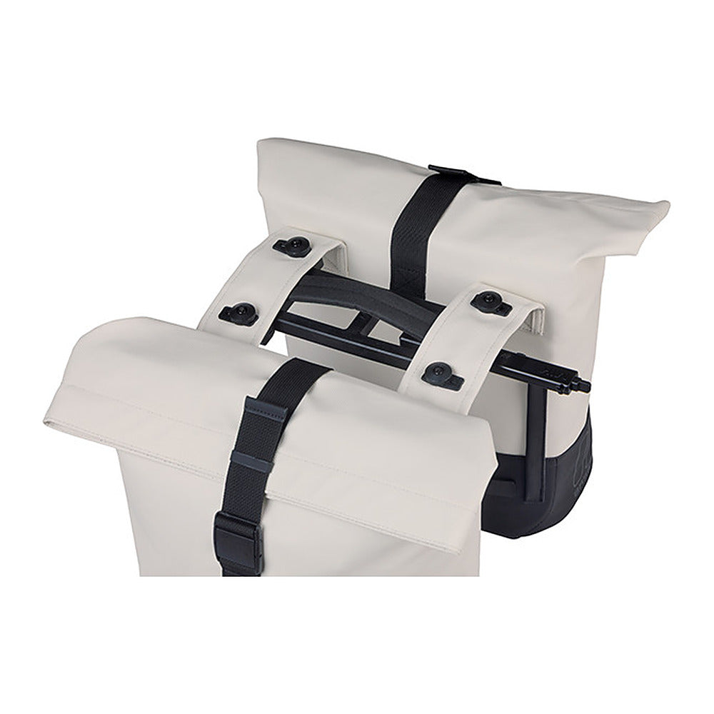 Sacoche double vélo Basil Cove MIK 32 L coloris Blanc cassé – plaque de fixation MIK