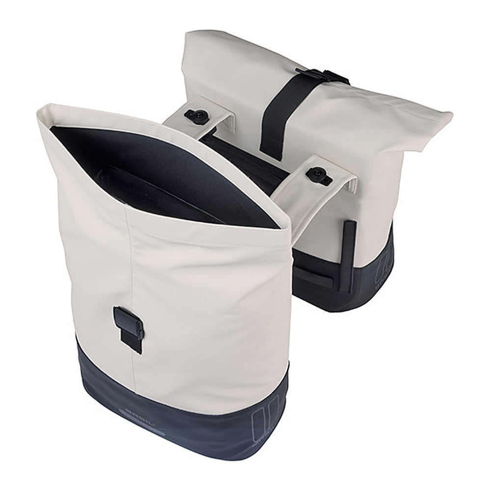 Sacoche double vélo Basil Cove MIK 32 L coloris Blanc cassé – rabat ouvert