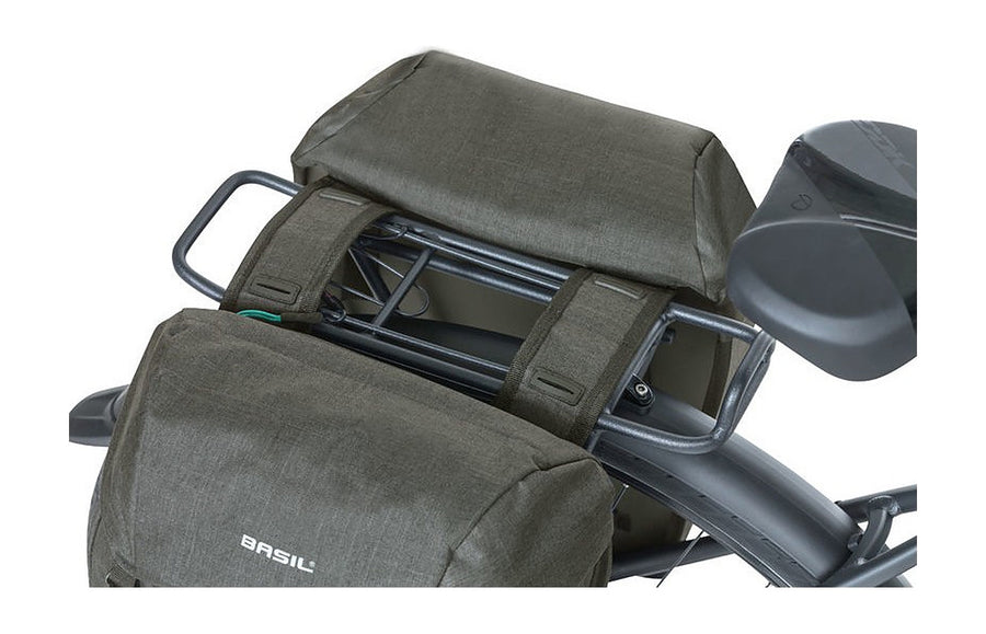 Sacoche double Basil Discovery 365D montee sur un porte-bagages
