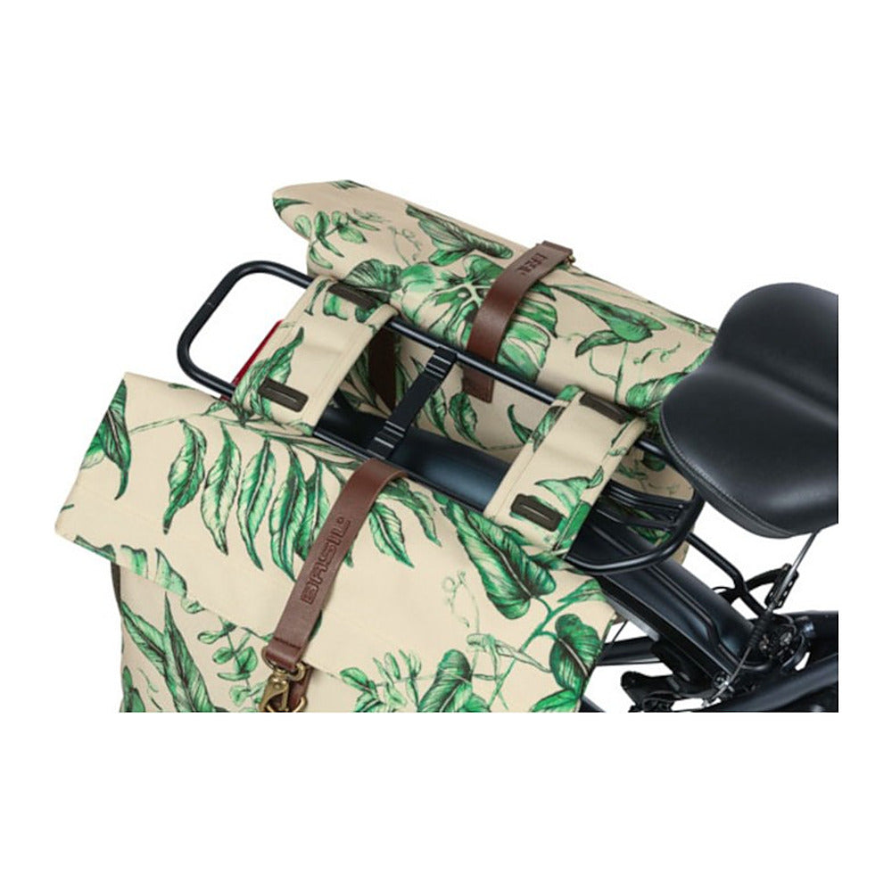 Sacoche double vélo Basil Ever-Green 32 L coloris Sable – detail du montage sur le porte-bagages