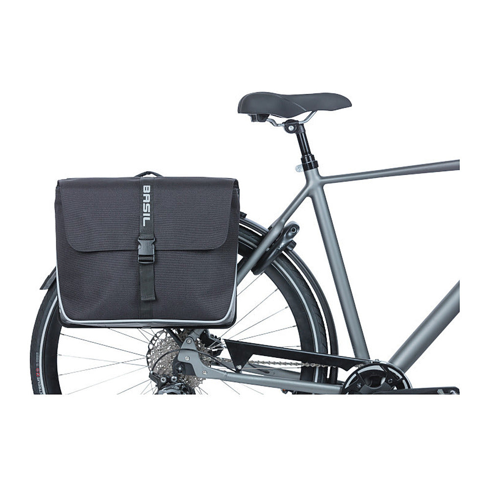 Sacoche double vélo Basil Forte MIK 35 L coloris Noir – montee sur un velo de ville