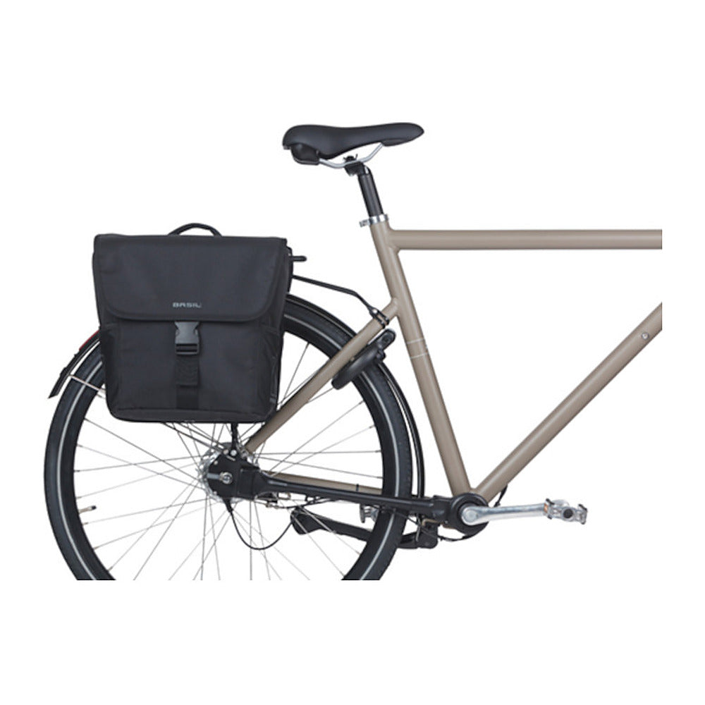 Sacoche double vélo Basil Go MIK 32 L coloris Noir – montee sur un velo de ville