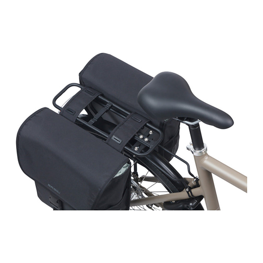 Sacoche double vélo Basil Go Universal Bridge 32 L coloris Noir – detail du montage