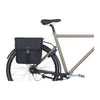 Sacoche double vélo Basil Go Universal Bridge 32 L coloris Noir – montee sur un velo de ville