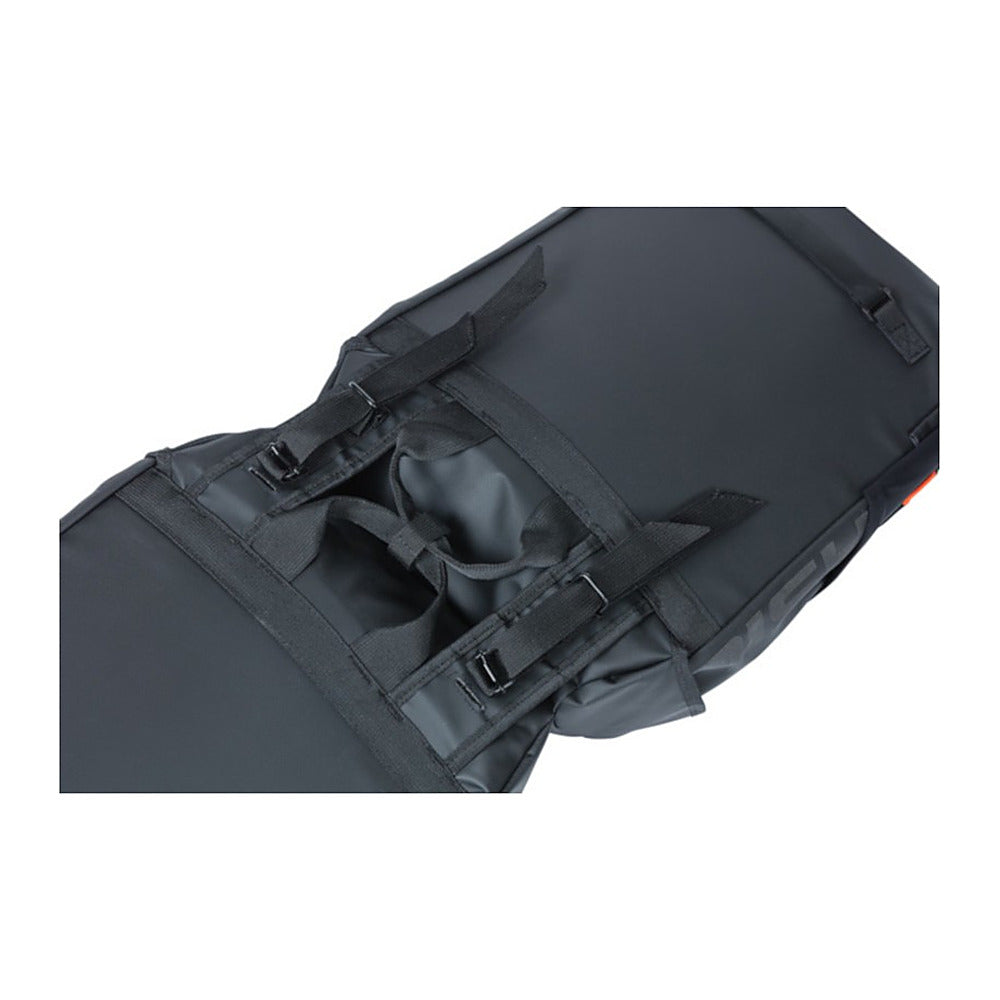 Sacoche double vélo Basil Miles Tarpaulin 34 L coloris Noir / Orange – bache tarpaulin et coutures soudees