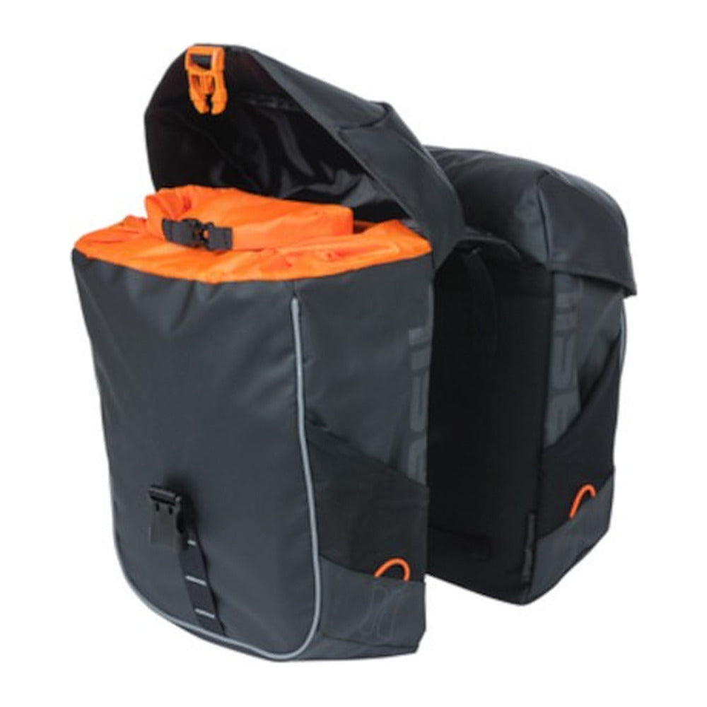 Sacoche double vélo Basil Miles Tarpaulin 34 L coloris Noir / Orange – poches laterales elastiques