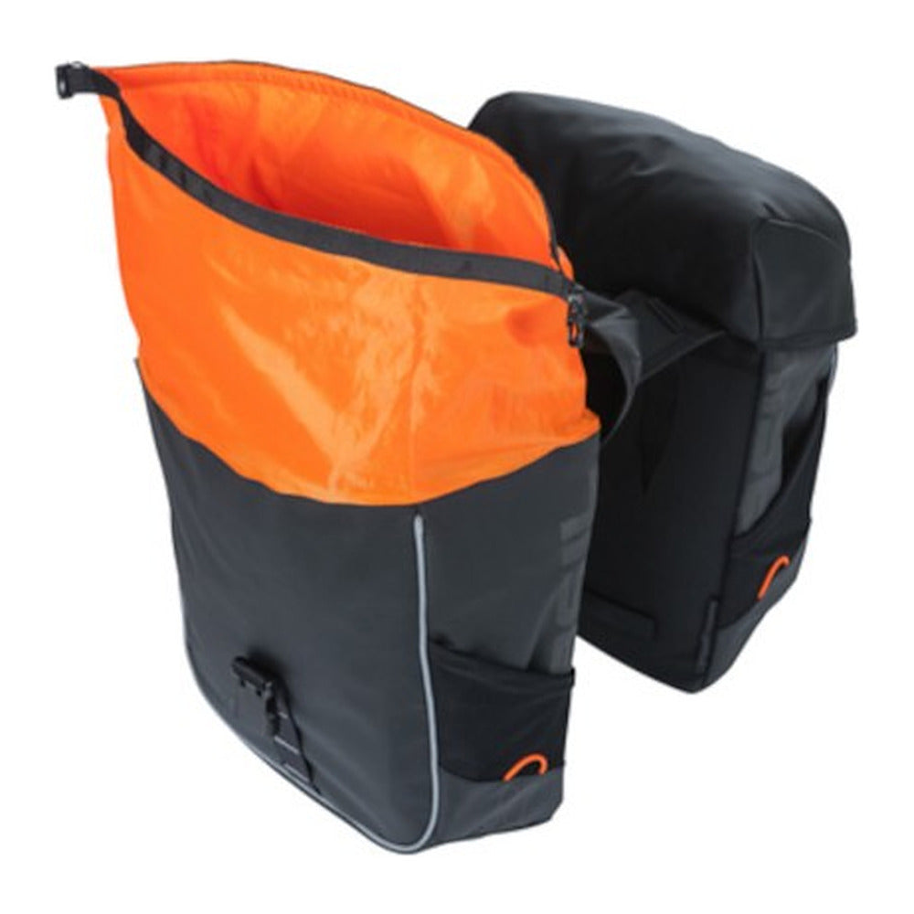 Sacoche double vélo Basil Miles Tarpaulin 34 L coloris Noir / Orange – pont textile Universal Bridge