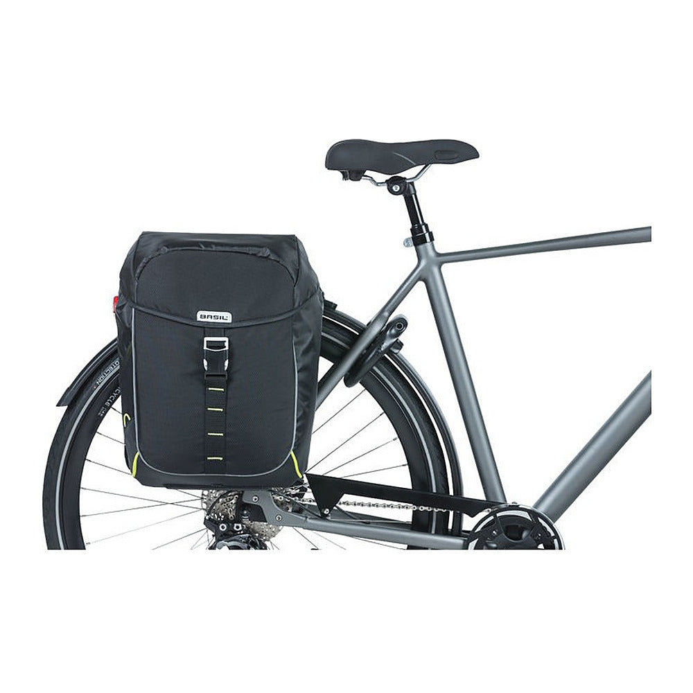 Sacoche double vélo Basil Miles Universal Bridge 34 L coloris Black Lime – montee sur un velo de ville