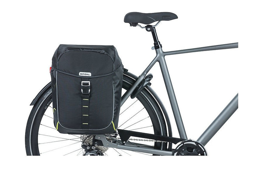 Sacoche double Basil Miles montee sur un velo