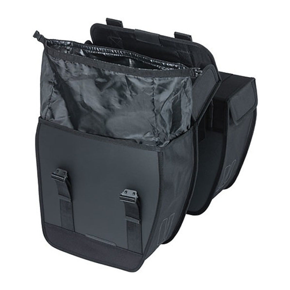 Sacoche double vélo Basil Tour Waterproof 28 L coloris Noir – montee sur un velo de ville