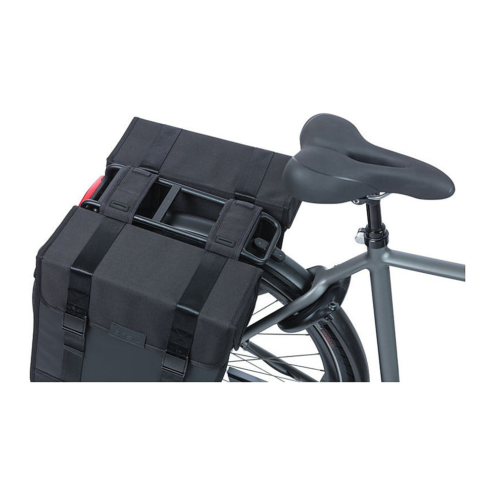 Sacoche double vélo Basil Tour Waterproof XL 35 L coloris Noir – pont textile et sangles Universal Bridge