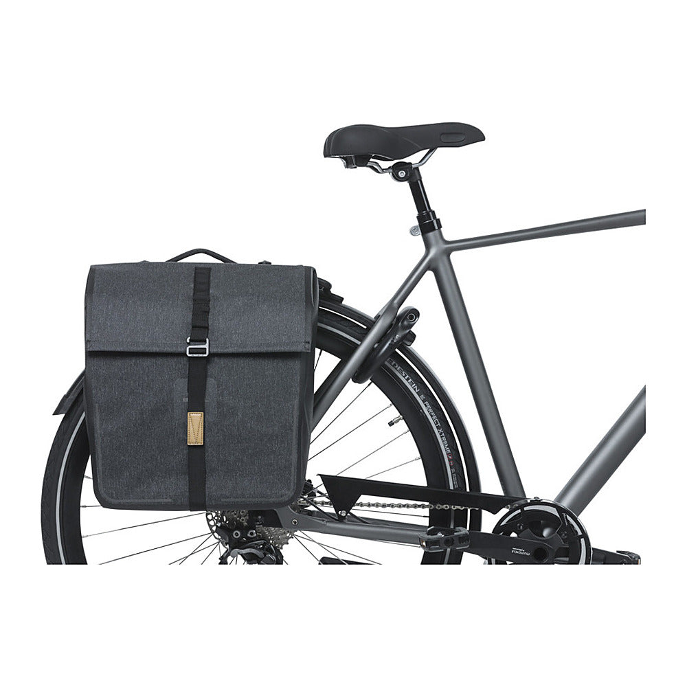 Sacoche double vélo Basil Urban Dry MIK 50 L coloris Charcoal – montee sur un velo de ville