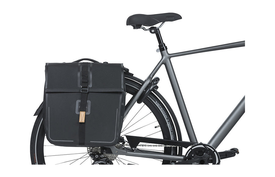 Sacoche double Basil Urban Dry MIK montee sur un velo