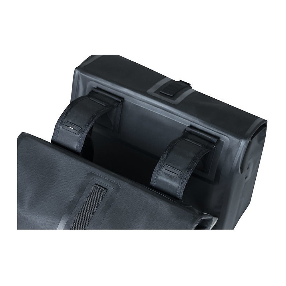 Sacoche double vélo Basil Urban Dry Universal Bridge 50 L coloris Noir mat – une sacoche vue de face