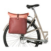 Sacoche double vélo Basil Vive MIK 35 L coloris Bordeaux / Rosé – installée sur un vélo de ville