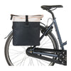 Sacoche double vélo Basil Vive Universal Bridge 35 L coloris Blanc cassé / Noir – montee sur un velo de ville