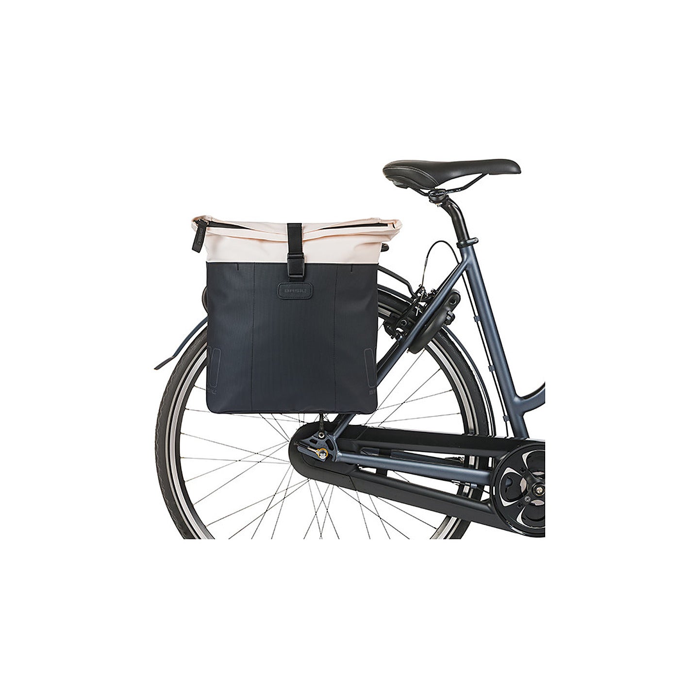 Sacoche double Basil Vive Universal Bridge montee sur un velo