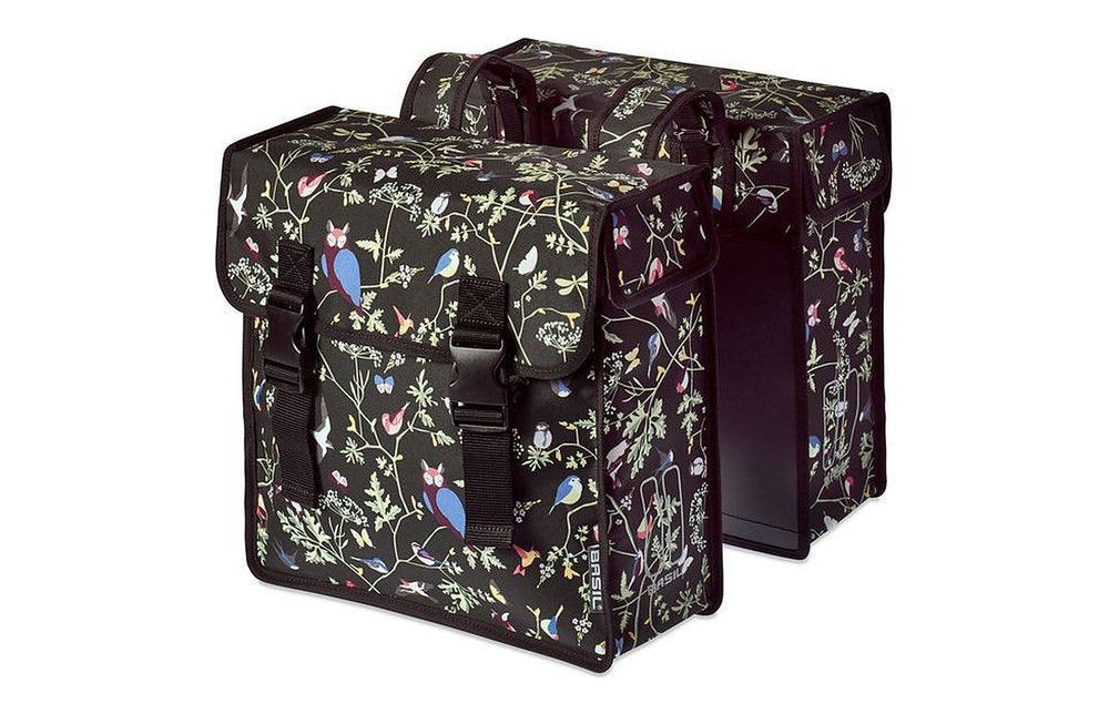 Sacoche double vélo Basil Wanderlust – montée sur le porte-bagages