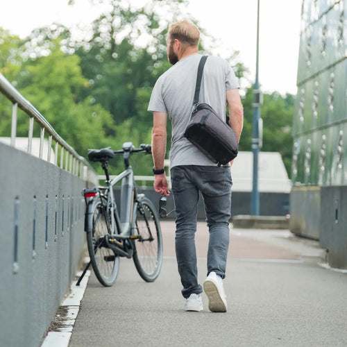 Sacoche BBB CarrierPack 11,5 L portée en bandoulière après le vélo