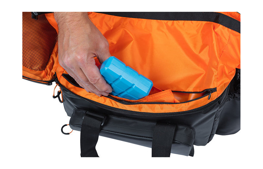 Interieur orange et poche laterale etanche