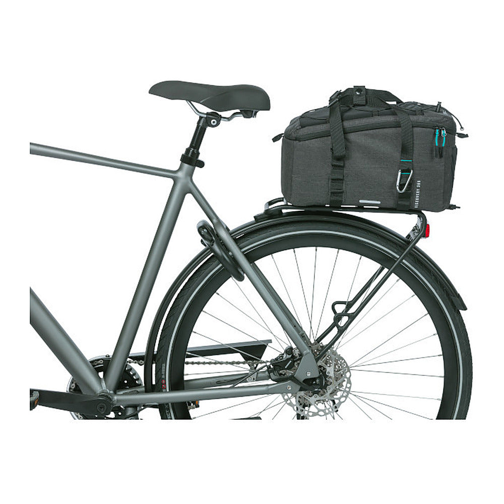 Sacoche porte-bagages vélo Basil Discovery 365D M MIK 9 L coloris Noir – montee sur le porte-bagages d un velo