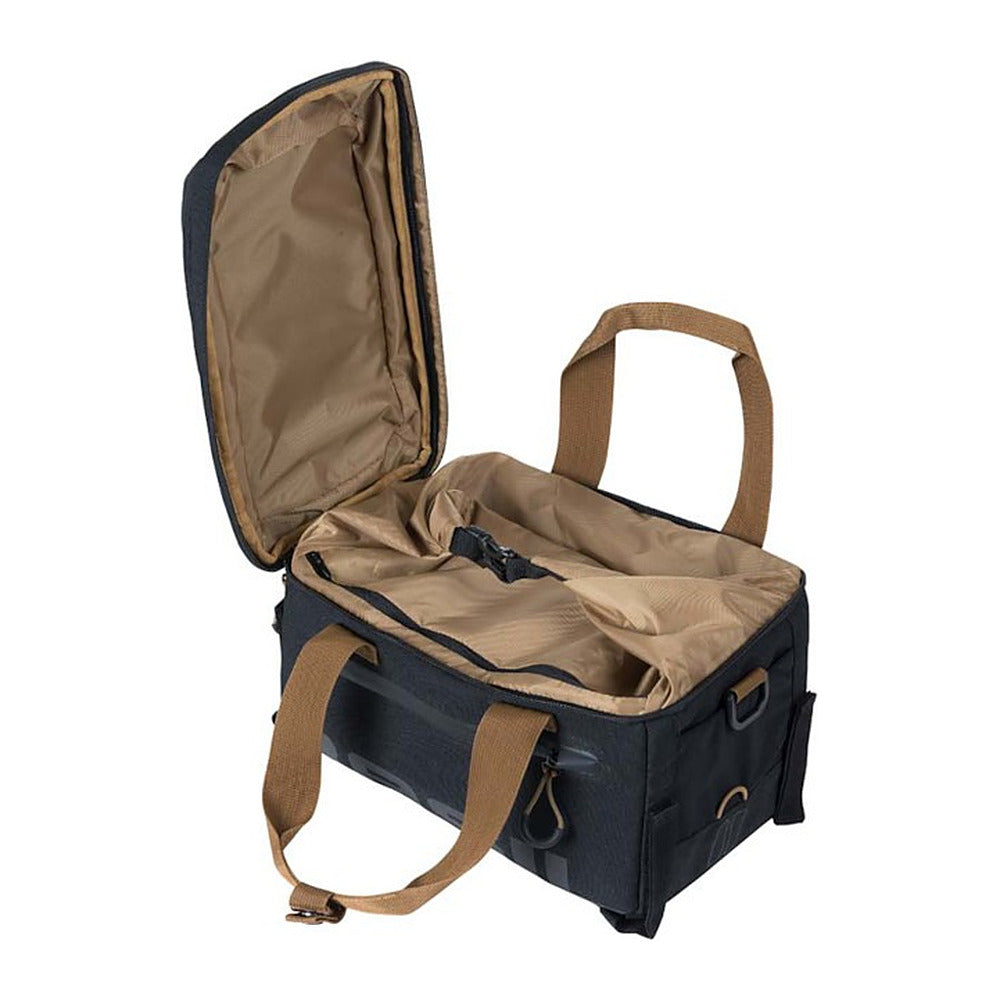 Sacoche porte-bagages vélo Basil Miles 7 L coloris Black Slate – posee sur un porte-bagages