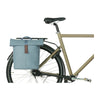 Sacoche vélo Basil City Shopper MIK Studs 16 L coloris Graphite Blue – montee sur un velo de ville