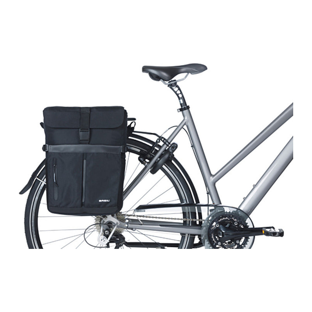 Sacoche vélo Basil Move MIK Studs 15 L coloris Noir – montee sur un velo de ville