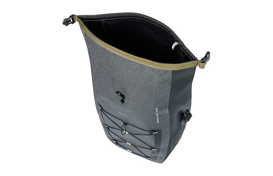 Fermeture roll-top de la sacoche Basil Navigator Storm L