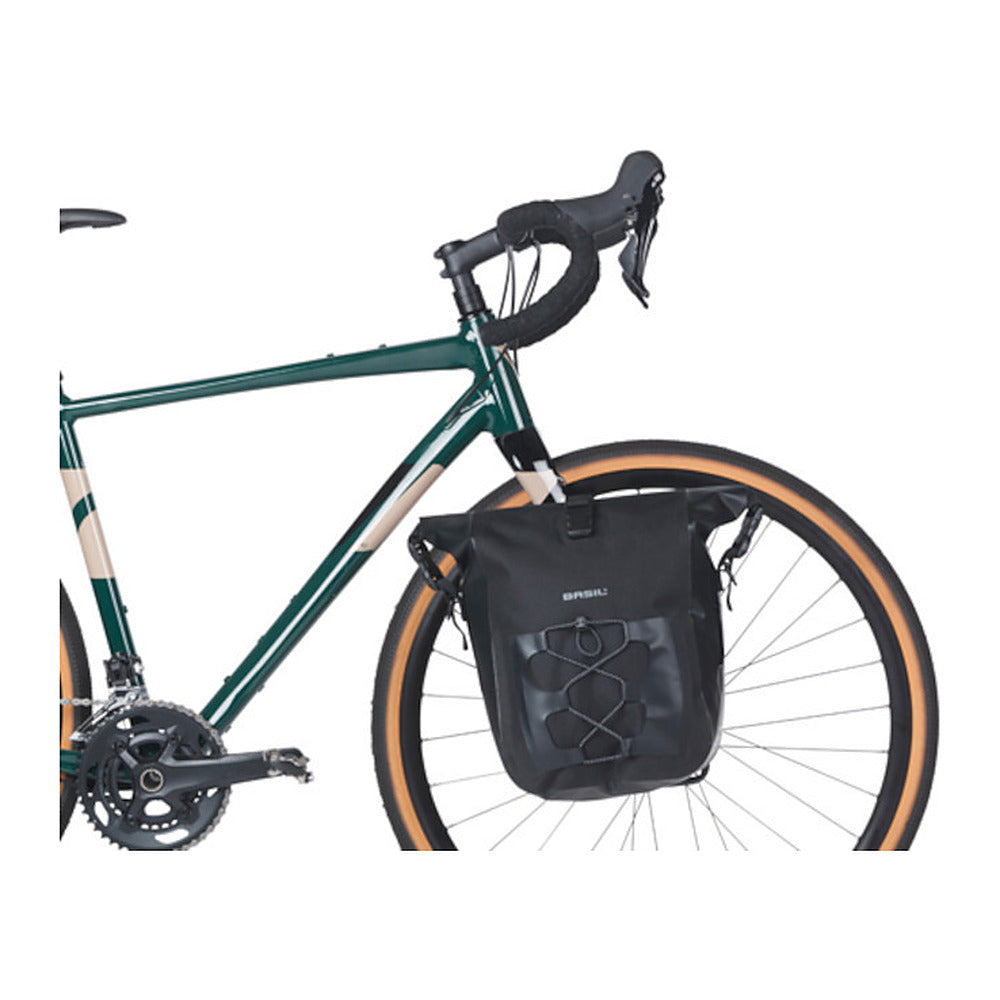 Sacoche vélo Basil Navigator Waterproof M MIK Studs 14 L coloris Noir – montee sur un velo