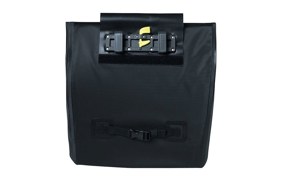 Fermeture repliable de la sacoche Basil Urban Dry Shopper