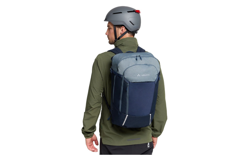 Sacoche vélo Vaude Cycle 28 II portée en sac à dos (coloris Heron)