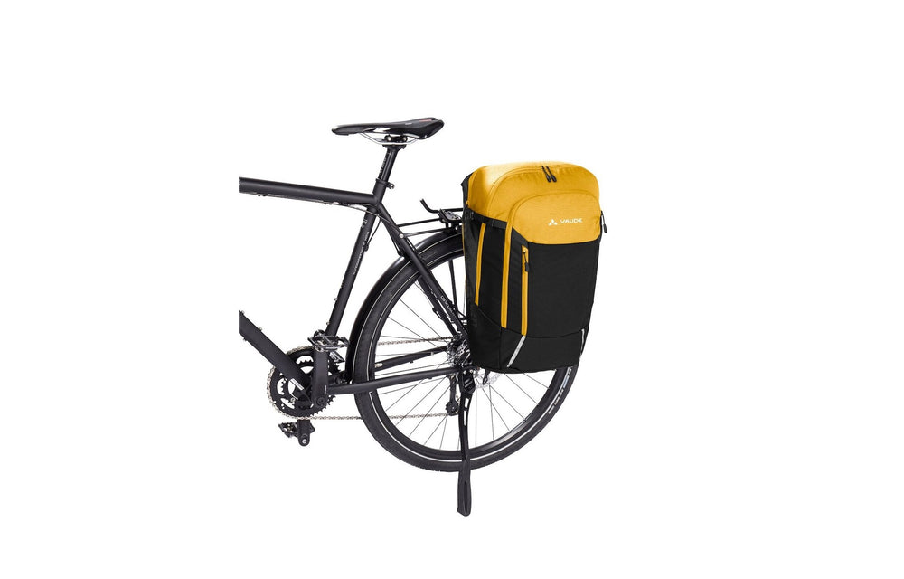 Sacoche vélo Vaude Cycle 28 II fixée sur porte-bagage arrière (coloris Burnt Yellow)